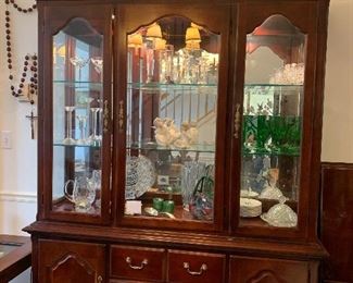 Thomasville Impressions Cherry lighted dining room cabinet $1280 
 w/matching dining room table w/8 chairs, 2 leaves and pads 