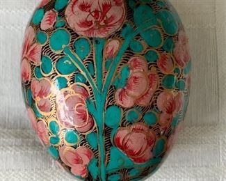 Looks big but it's not  - Small floral egg