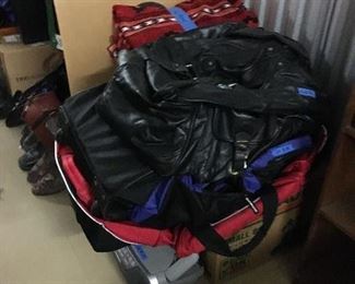 Luggage/bags of different sizes.