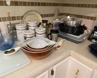 Pyrex Mixing Bowl Set, and other kitchen items