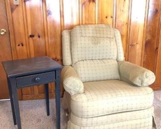 Fabric rocking chair and coffee table https://ctbids.com/#!/description/share/410259