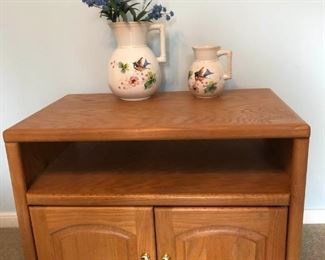 Aspen cabinet and vases
Huntley dresser https://ctbids.com/#!/description/share/410271