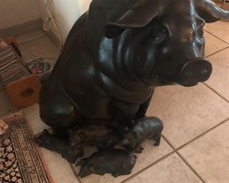 Bronze pig with piglets