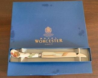ROYAL WORCESTER STAINLESS HANDLE SERVER $20