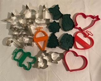 Hodge Podge of Holiday Cookie Cutters! https://ctbids.com/#!/description/share/413101