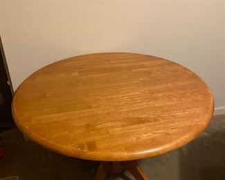 Hard Wood Round Pedestal Table https://ctbids.com/#!/description/share/413103