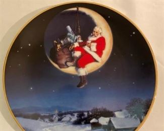 Avon ''Greetings From Santa'' Collectible Plate https://ctbids.com/#!/description/share/413104
