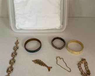 Assorted bracelets & pendant https://ctbids.com/#!/description/share/413123