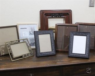 Variety of wooden picture frames	
8 in lot.