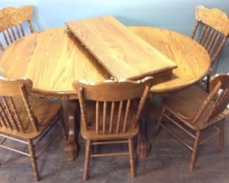 OAK DINING TABLE AND 6 CHAIRS W LEAF