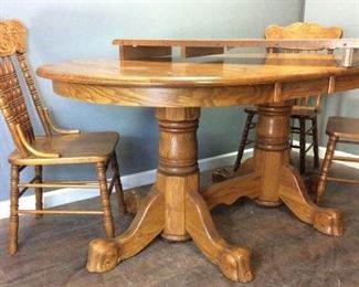 OAK DINING TABLE AND 6 CHAIRS W LEAF