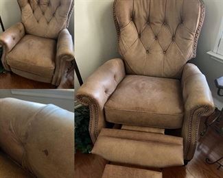 Leather recliner                                                                                          PRICE $ 175 or best reasonable offer 