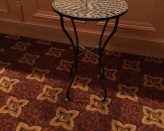 Mirror topped metal base accent table. (T=21.5in x  Diameter=14in)