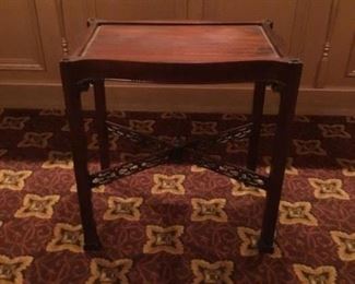1 Rosewood  tone end table. (W = 22-3/4in x  D = 15-1/4in x H = 24-1/2in)