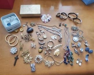#100. / $40.00
Lot misc jewels 