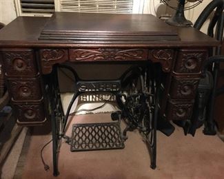 Nice Antique Singer Sewing Machine , complete 
