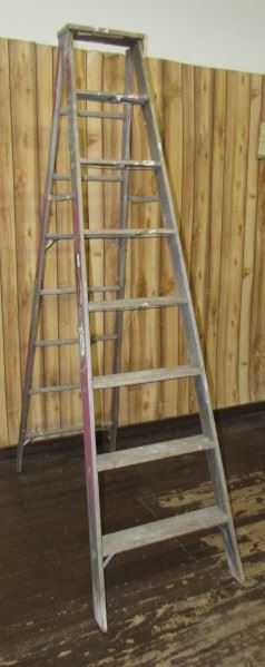 7' 6" Tall Wood Ladder