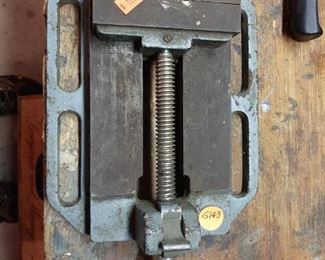 $10 - G143 - Vise