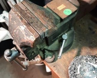 $24 - G137 - 4" Bench Vise