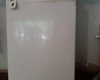 $24 - G005 - Kenmore 3.1 cu.  ft. Refrigerator,   missing wire shelves