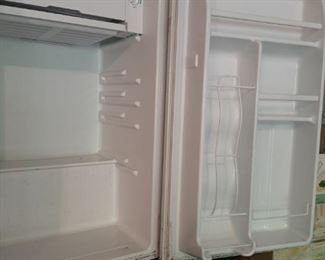 $24 - G005 - Kenmore 3.1 cu.  ft. Refrigerator,   missing wire shelves