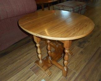 Vintage solid wood drop leaf end table - 30 x 24 x 22" https://ctbids.com/#!/description/share/409819