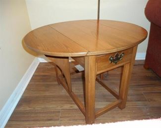 Vintage solid wood drop leaf end table w/drawer https://ctbids.com/#!/description/share/409845