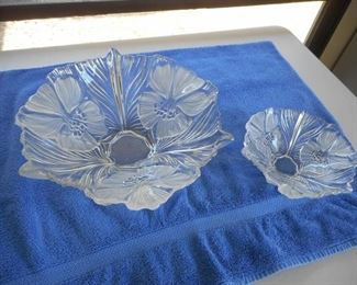 Lot of 2 Glass Bowls w/Hibiscus pattern - Large bowl is 14" across https://ctbids.com/#!/description/share/414115