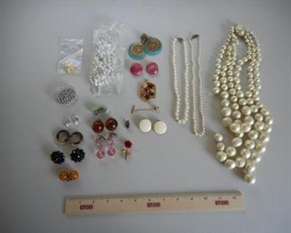 
Large 30 pc. lot of vintage costume jewelry - Some Sterling clasps, Napier, Richelieau https://ctbids.com/#!/description/share/414117