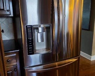 https://www.lg.com/us/refrigerators/lg-LFX25976ST-french-3-door-refrigerator?bvstate=pg:4/ct:q