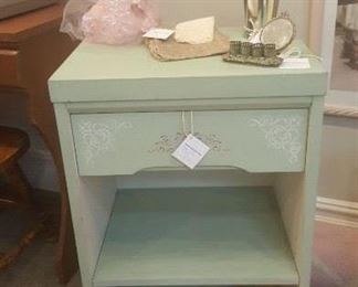 Great little side table (mint green)