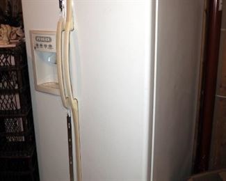GE Side-By-Side Refrigerator/Freezer With Water And Ice In Door, Model # GSS25PGMA WW, 69" X 36" X 33"