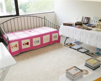 BOOKS, Nice Trundle Bed, Quilt