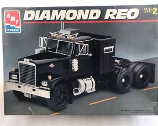 AMT ERTL Diamond Reo Truck 125 Model Kit