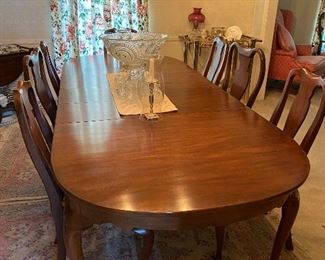Beautiful Henkel Harris Dining room table and 8 chairs