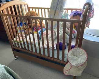 Pali drop down crib with slide out storage drawer