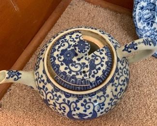 PLL #140 - Blue and White Teapot @ $5
Damage to Lid 