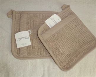 PLL #651 New Oven Mitts $5 Pair