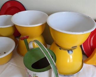 Lot 1:
Colorful kitchen enamelware 
Assortment of Plastic and metal 
Orange, red, yellow! 
7 stackable bowls 
4 bins (two blue two orange) 
