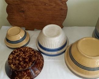 Lot 8:
Yellow ware stoneware bowls
Pig cutting board 
Kitchen crock 