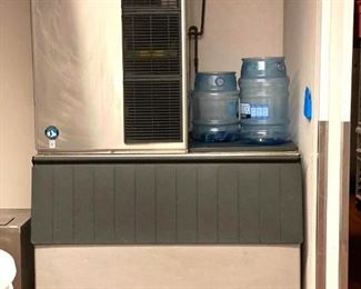 1300 lb ice machine with bin
Hoshizaki model KM-1300MAH
Air cooled
Crescent ice cuber
This has already been uninstalled, ready for pickup