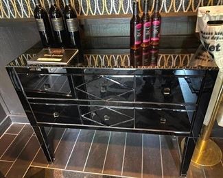 Beautiful cabinet
6 drawers
42x17x36
Contents are not included