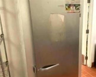 Single door stand up stainless steel freezer
Traulsen model G12010
On wheels
Digital thermostat