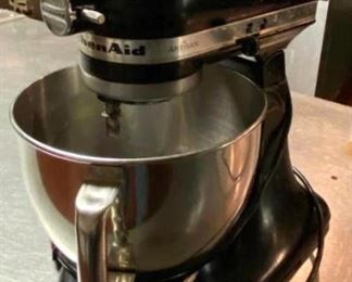 KitchenAid Mixer
includes mixing bowl & whip attachment
max watts 325