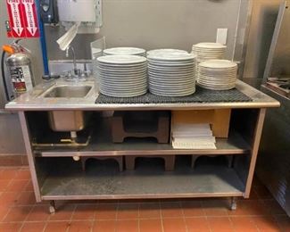 Stainless steel table with built-in sink
Storage shelves
60x30x39
Contents are not included
Buyer to uninstall