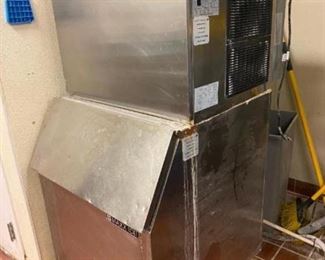 450 lb Ice machine w/ bin
Maxx Ice model MIM450
450 lbs
Includes filtration system
Buyer to uninstall