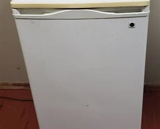 GE Mini Refrigerator ~ 19 x 22 x 34.5 in. ~ Works