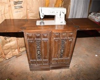 100. Vintage Singer Sewing Machine wWood Cabinet