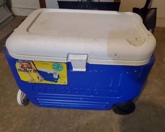1 Blue Igloo Cool Roller Cooler woth Handle and Wheels
