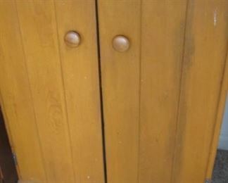 $35.00 Vintage 2 dr cabinet 31.5 x 23 x 16